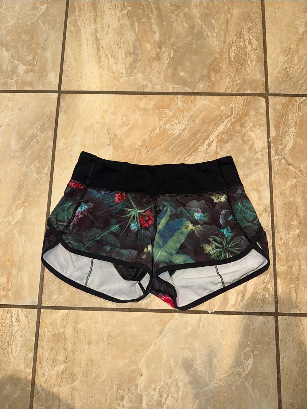 Curious Jungle Multi / Black Lululemon Run Speed Shorts Size 2